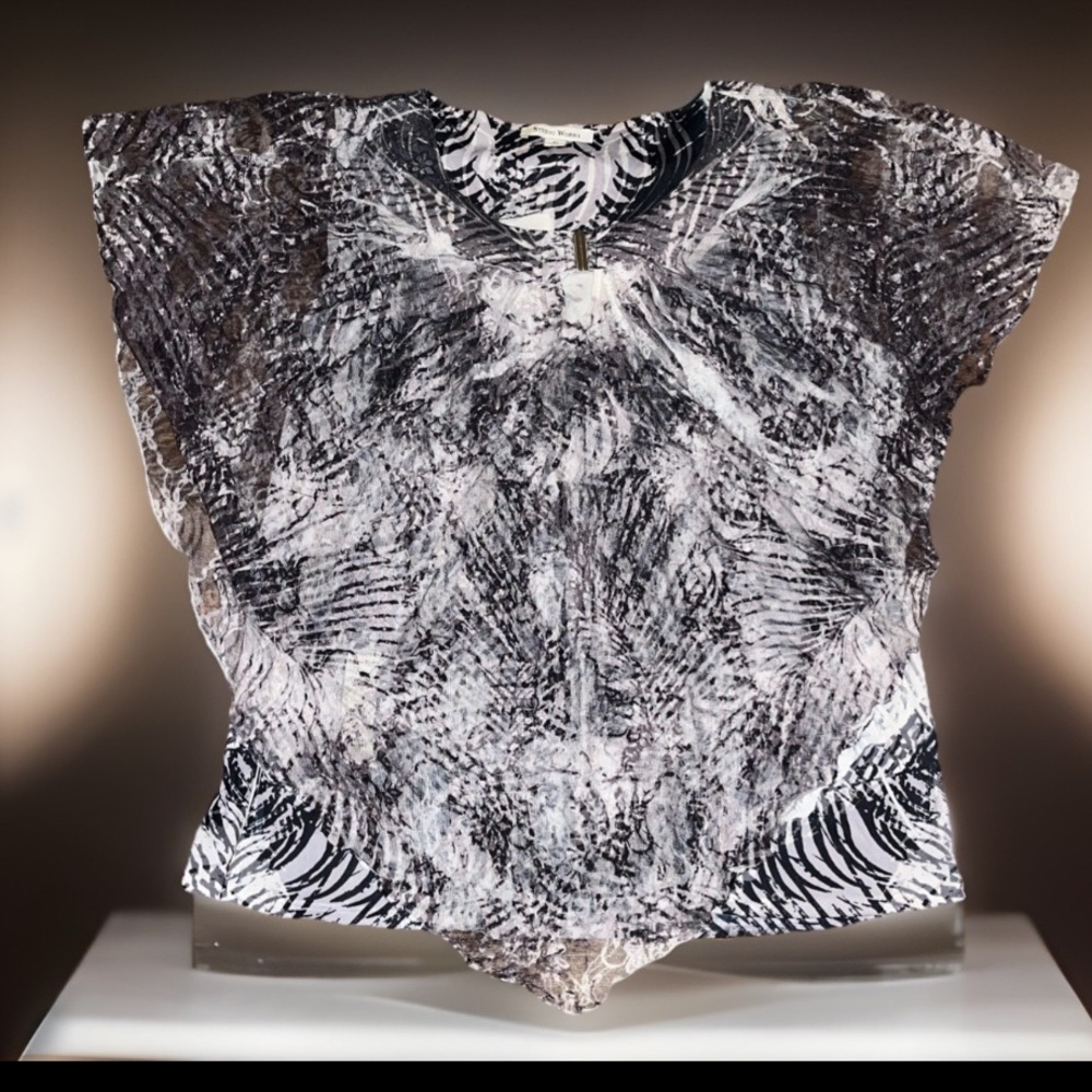 Studio Works Monochrome Abstract W/A Keyhole Silver Decor Clip Tunic Blouse